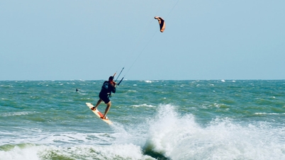 Pantai Mui Ne - Ham Tien sangat ramai selama musim dingin dengan berbagai aktivitas pantai.