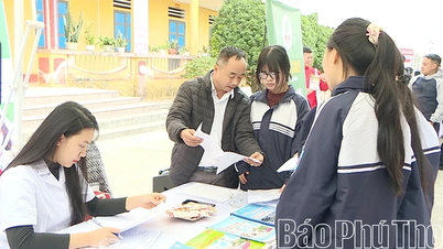 Salon de l'emploi et journée d'orientation professionnelle dans la commune de Yen Ky