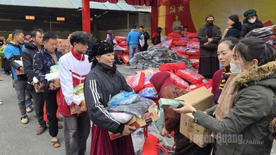 มีการแจกของขวัญให้แก่ครัวเรือนยากจนเกือบ 500 ครัวเรือนในตำบลหลงกู