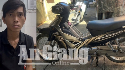 Genç adamın benzini bitince durdu ve motosikletini iterek... başkasının motosikletini çalmaya gitti.