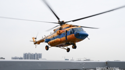 Fantastiska bilder på helikoptrar som utför räddningsövningar på taken till höghus.