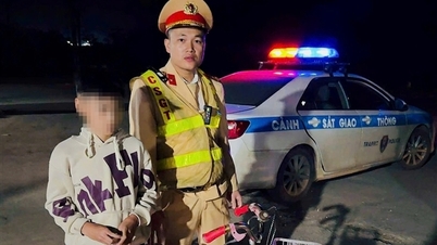 밤에 자전거를 타다 길을 잃은 어린 소년이 교통경찰의 도움을 받았습니다.