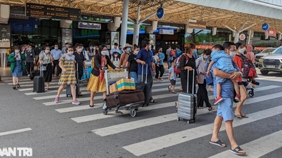 Sân bay Tân Sơn Nhất đón khách nườm nượp trở lại TPHCM mùng 4 Tết Ất Tỵ