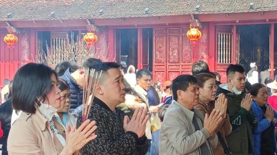 មនុស្សម្នានាំគ្នាទៅវត្ត Ong Hoang Muoi ដើម្បីបួងសួងសុំសេចក្តីសុខ។