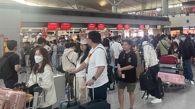 Sân bay Tân Sơn Nhất căng mình đón khách từ các tỉnh quay lại sau Tết