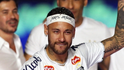 Neymar ជិះឧទ្ធម្ភាគចក្រដើម្បីបង្ហាញខ្លួនជាផ្លូវការសម្រាប់ក្លឹប Santos