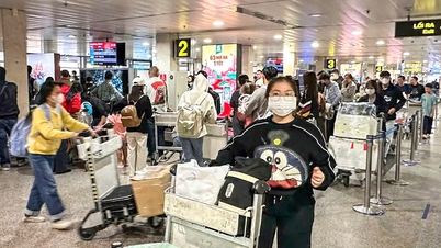 Airport crowded with passengers returning after Tet