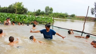 ស្ត្រីចំណាស់ U70 បង្រៀនហែលទឹកដោយឥតគិតថ្លៃរយៈពេលពីរទសវត្សរ៍