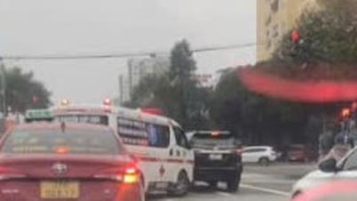 Car driver "refuses" to run red light to give way to ambulance