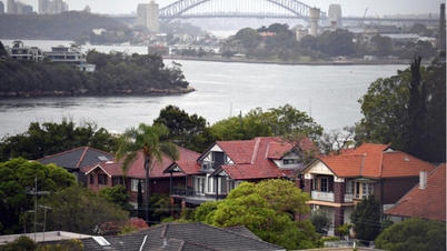 Chinese spend money buying expensive real estate in Australia