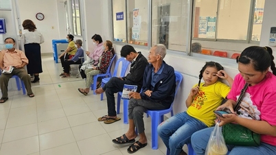 Người dân Cần Thơ, Trà Vinh đổ xô đi tiêm vaccine cúm mùa