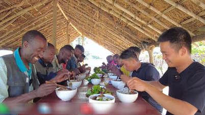 លើក​ដំបូង​ដែល​សាក​មី​ស៊ុប​ជ្រូក​បែប​វៀតណាម មេ​ភូមិ​នៅ​អាហ្វ្រិក​និយាយ​អ្វី​ដែល​រំជួល​ចិត្ត