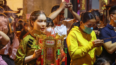 Hàng nghìn người đổ về chùa Ông TPHCM vay tiền lấy lộc đầu năm
