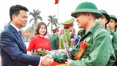 Chủ tịch UBND tỉnh Lê Ngọc Châu dự giao quân tại TP Chí Linh