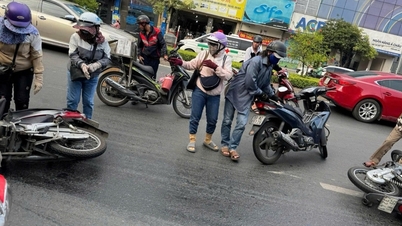 Oil spilled hundreds of meters on the road causing the motorcyclist to fall flat on his face.