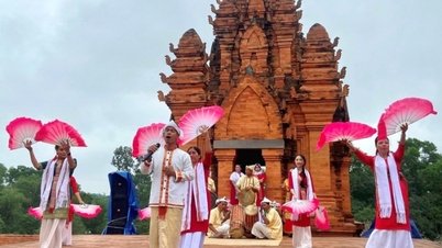 Ethnic people enjoy Spring festival at Cultural Village