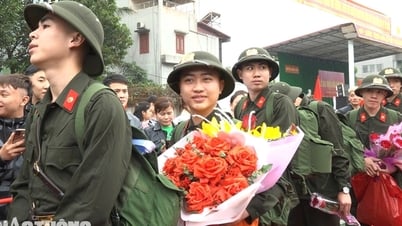 Tân binh chia tay người thân phấn khởi lên đường nhập ngũ
