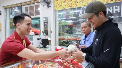 Viele Menschen in Hai Duong kaufen 24-karätige Goldrosen, um sie ihrer „besseren Hälfte“ am Valentinstag zu schenken.