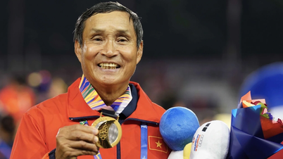 FIFA ផ្តល់កិត្តិយសដល់គ្រូបង្វឹក Mai Duc Chung ជាមួយនឹងពានរង្វាន់ដ៏មានកិត្យានុភាព