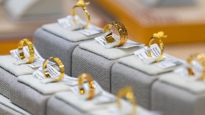 Domestic gold price skyrockets, USD plummets