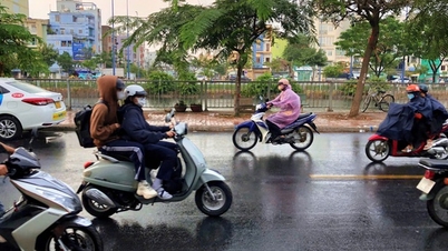 This afternoon, Ho Chi Minh City continues to experience unseasonal rain.