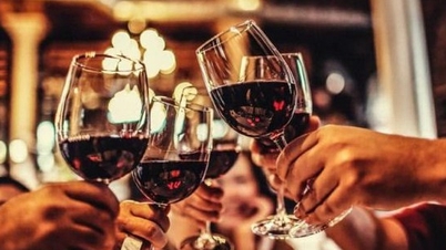 6 lỗi người EQ thấp thường mắc khi đến nhà người khác ăn