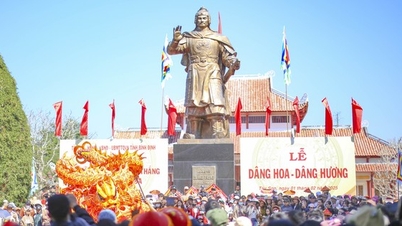 ドンダー祭で何千人もの人々が押し合いへし合い