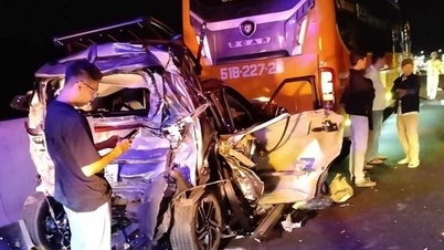 Erschreckendes Bild eines 7-Sitzer-Autos, das auf der Phan Thiet-Autobahn von 2 Passagierbussen zerquetscht wird