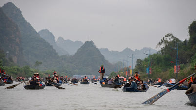 Hàng vạn du khách vãn cảnh chùa Hương trước ngày khai hội