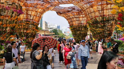 5日正午、ホーチミン市は猛暑となり、最終日には多くの人がグエンフエ花街に集まりました。