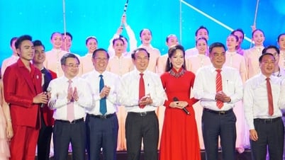 Hoành tráng và rực rỡ chương trình nghệ thuật "Việt Nam khát vọng hùng cường"