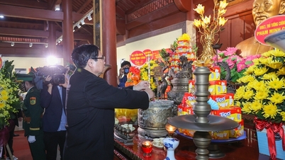 นายกฯจุดธูปเทียนที่อนุสรณ์สถานประธานาธิบดีโฮจิมินห์ รณรงค์ชายแดน