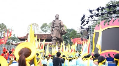 人々は東大塚祭りで龍頭の舞を見るのを楽しむ