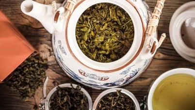 Thưởng trà đầu xuân