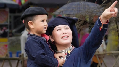 Dao mother tells the story of taking her 4-year-old child on a Tet holiday trip on an old motorbike