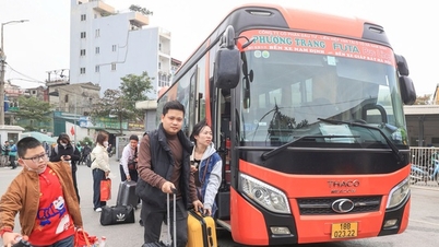 នៅ​ថ្ងៃ​ចុង​ក្រោយ​នៃ​បុណ្យ​តេត ស្ថានីយ​រថយន្ត​ក្រុង​កំពុង​មមាញឹក​ទទួល​ភ្ញៀវ​ត្រឡប់​មក​រាជធានី​វិញ។