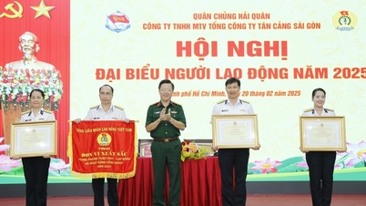 ការប្រគល់ទង់ជាតិត្រាប់តាម និងសរសើរសមូហភាពសហជីព និងបុគ្គលឆ្នើម