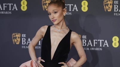 សម្រស់ Ariana Grande នៅលើកម្រាលព្រំក្រហមទាក់ទាញការចាប់អារម្មណ៍
