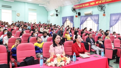 Trao tặng 100 suất học bổng cho học sinh khuyết tật và mồ côi có hoàn cảnh khó khăn