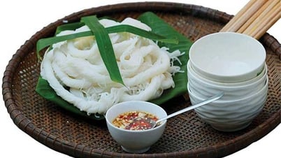 ទស្សនាភូមិគុយទាវ Van Cu នៅ Hue ដែលមានអាយុកាលជាង 400 ឆ្នាំ។