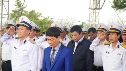 Đoàn đại biểu dự Hội nghị sơ kết công tác phối hợp tuyên truyền biển, đảo dâng hương tại Nghĩa trang liệt sĩ TP.Huế