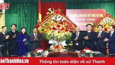 Provincial Party Secretary Nguyen Doan Anh congratulates the health sector on Vietnamese Doctors' Day