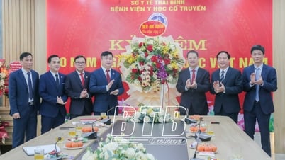 Заместитель секретаря провинциального комитета партии, председатель провинциального народного комитета: посетил и поздравил ряд медицинских подразделений с Днем вьетнамского врача