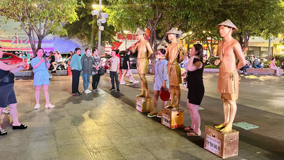 Dẫn chó, đậu xe bừa bãi, chọc ghẹo nhân tượng làm xấu hình ảnh phố đi bộ Nguyễn Huệ