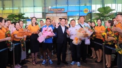 Fans happily welcome LPBank - HCMC Football Club back