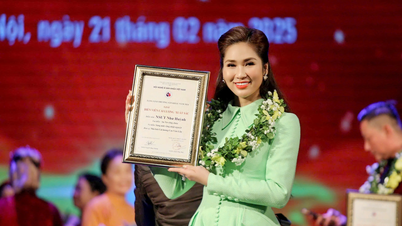 Meritorious Artist Nhu Huynh was honored as 'Excellent Cai Luong Actor'