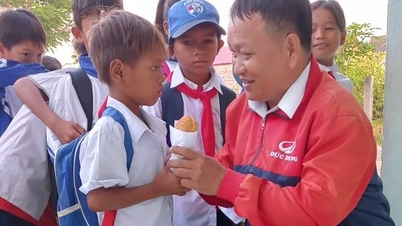 Teacher "Dinh Tung", "Zero-dong Bread Cabinet" and the secret to "pulling" poor students to school