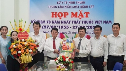 គណៈប្រតិភូគណៈកម្មាធិការប្រជាជនខេត្ត បានទៅសួរសុខទុក្ខ និងអបអរសាទរទិវាគ្រូពេទ្យវៀតណាម