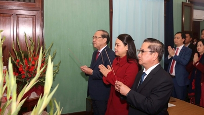 Le Comité central du Front de la Patrie du Vietnam offre de l'encens pour commémorer le président Ho Chi Minh
