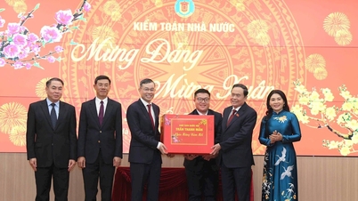 ប្រធានរដ្ឋសភាវៀតណាម លោក Tran Thanh Man អញ្ជើញទៅសួរសុខទុក្ខ និងជូនពរការិយាល័យសវនកម្មរដ្ឋ ជួបតែសេចក្តីសុខ សុភមង្គល ក្នុងឱកាសបុណ្យចូលឆ្នាំថ្មី ឆ្នាំច សំរឹទ្ធិស័ក ព.ស.